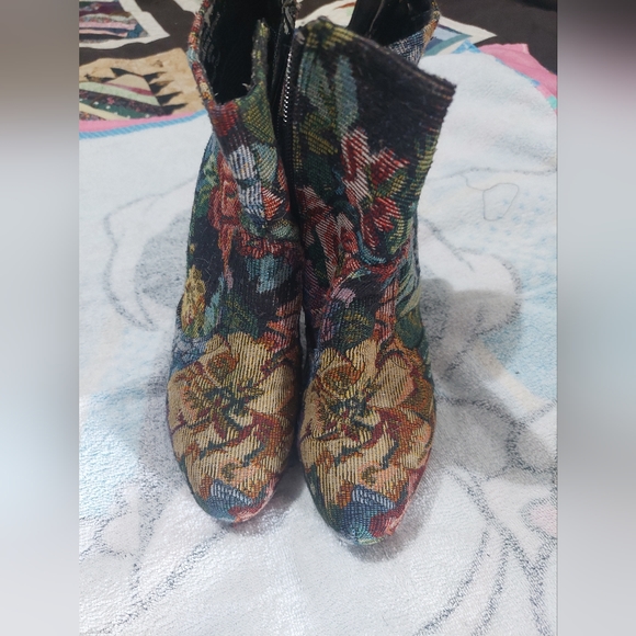 Diba fabric booties size 7.5 - Picture 2 of 5
